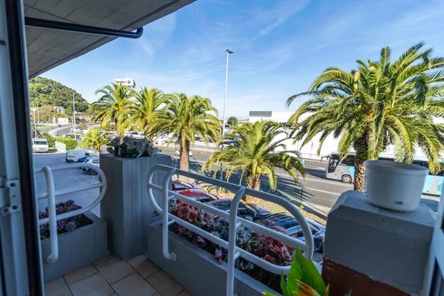Piso espacioso con terraza y balcón en urbanización privada — 28
