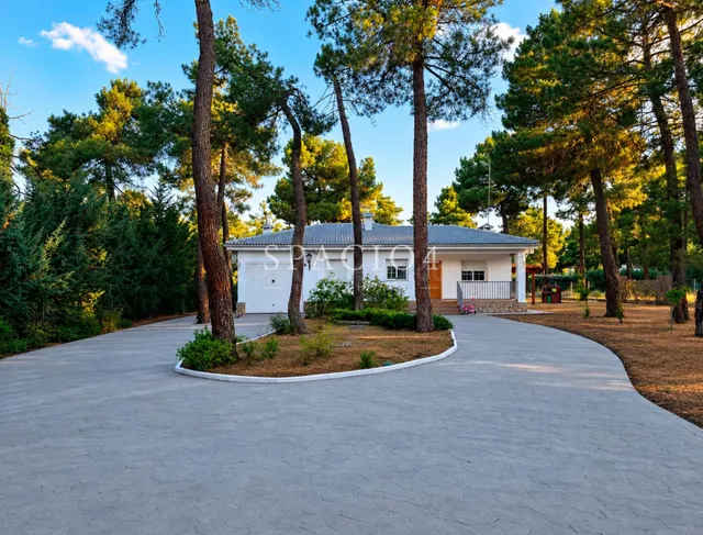 Chalet en venta en Segovia con piscina cubierta y 2.600 m2 — 2