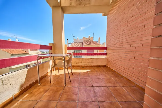 Maravillosa Casa Pareada en Loma Linda con 6 habitaciones y  - foto 2