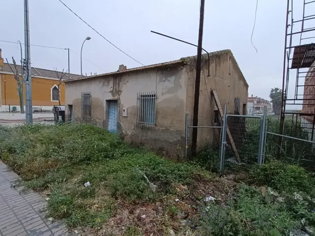 Se vende casa de pueblo para reformar sobre una parcela de 196m2 en terreno urbano — 12