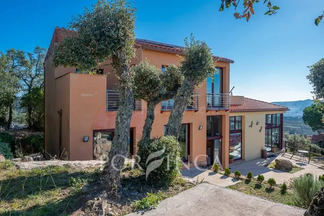 Villa moderna y espaciosa en venta en una posición única con - foto 4