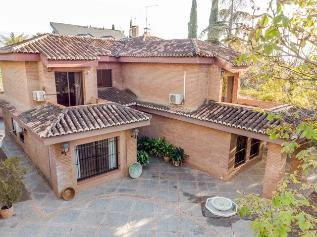 chalet independiente con la mejor parcela en la prestigiosa  urbanización de el serrallo — 7