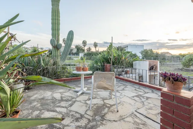 Casa reformada con amplia parcela de 2.163 m2: espacio, tran - foto 2