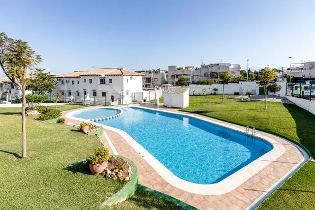 Precio bungalow con jardin y piscina comunitaria en urbanizacion lago jardin ii (los balcones) — 37