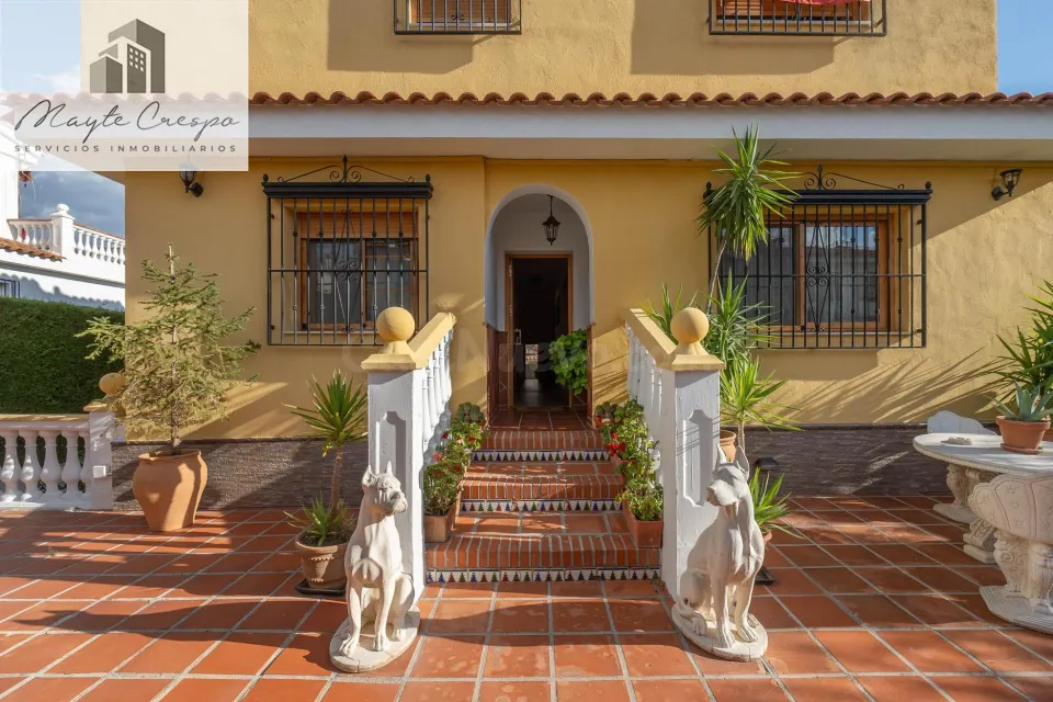 CHALET CON PISCINA Y JARDÍN A SOLO 10 MINUTOS DE GRANADA