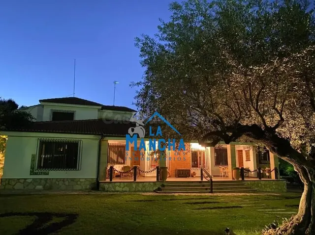 INMOBILIARIA LA MANCHA VENDE EXCLUSIVO CHALET EN LOS ALTO DE