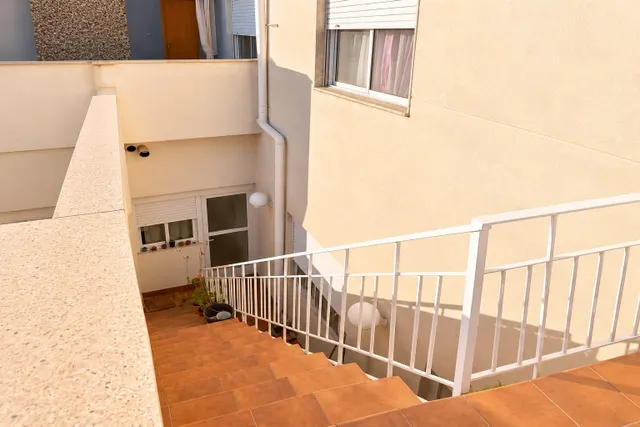 Casa de dos plantas 5 dormitorios 2 cocinas garaje terraza y buhardilla — 22