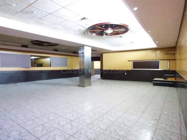 GRAN LOCAL CON DISTINTOS AMBIENTES EN VENTA EN EL CENTRO DE 
