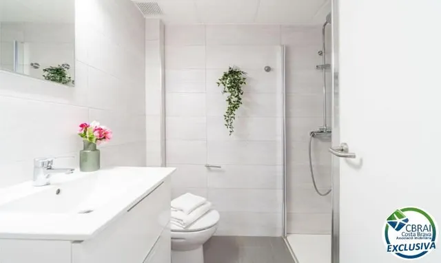 GRAN RESERVA Moderno apartamento reformado con piscinas y amplios jardines comunitarios — 13
