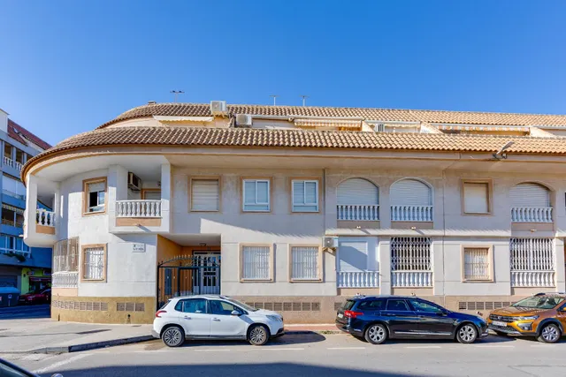 Ático con terraza, garaje y piscina a 250 metros del mar — 48