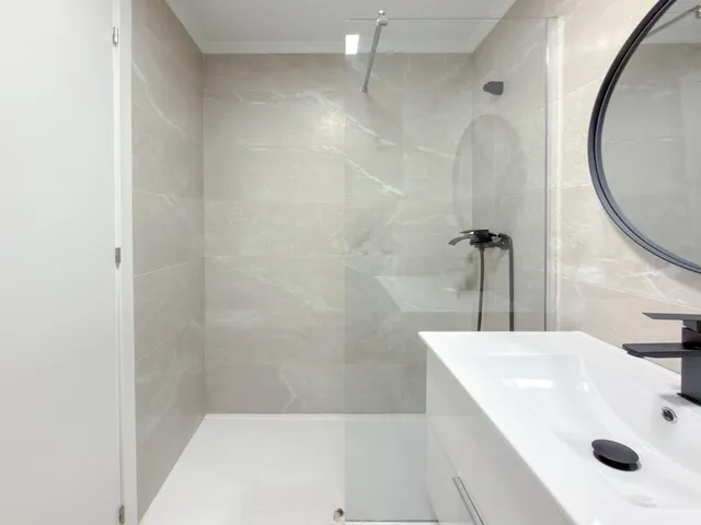 OPORTUNIDAD! Fantástico apartamento reformado con confortable terraza y vistas despejadas (210 Mts playa) — 24