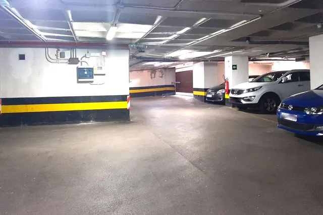 Plaza de Garaje con acceso directo desde ascensor en Avenida de Burgos. — 6