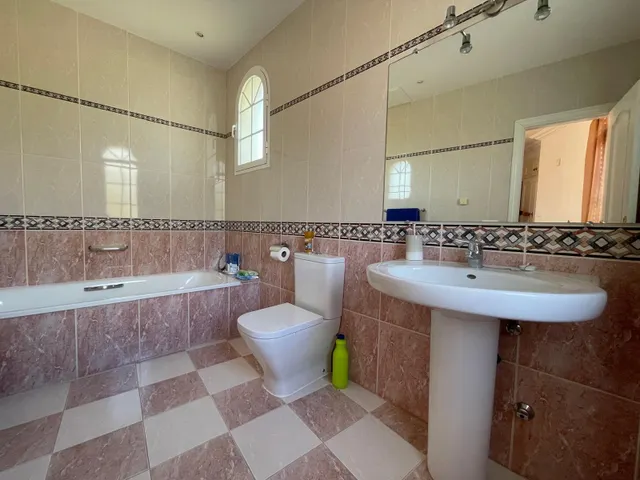 Exclusiva villa en Mijas Golf con vistas a la montaña y piscina privada — 45