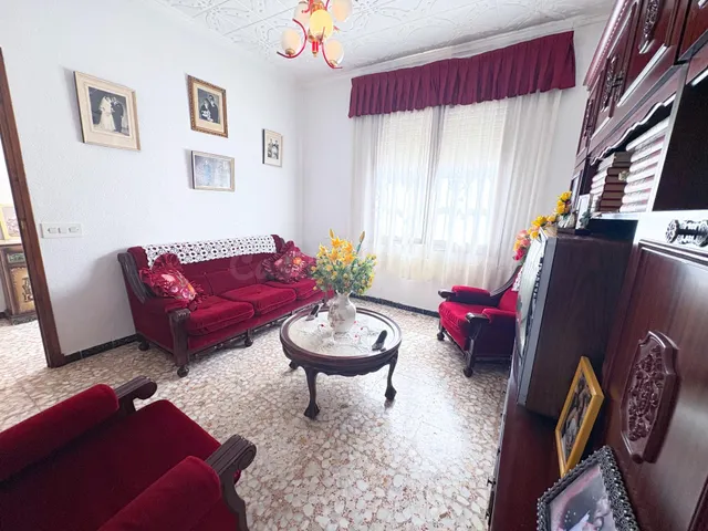Casa con gran potencial y parcela de 225 m2 en el centro de Los Montesinos — 3