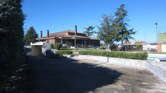URBANIZACION LA MINA, SE VENDE CHALET — 34