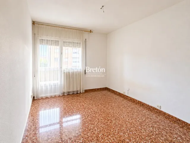 Interesante piso con plaza de garaje y trastero junto a Avenida Goya. — 14