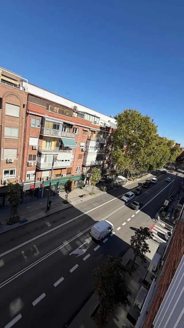 Oportunidad en calle alcala, piso de 3 dormitorios, 2 salones, 2 baños, terraza y ascensor. — 10