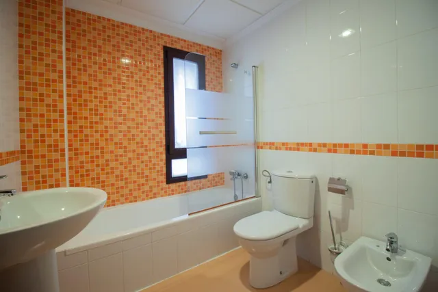 ¡Tu nuevo hogar en Bormujos! Magnífico chalet en alquiler con patio. — 36