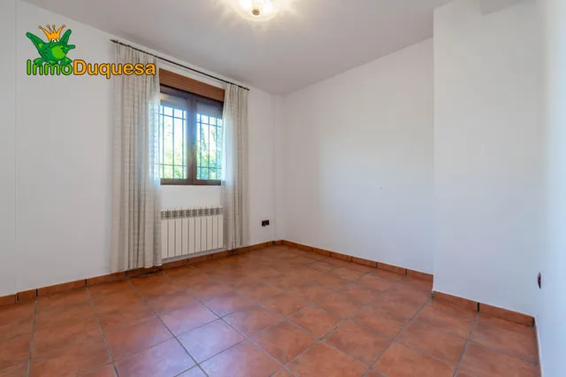 CHALET dividido en dos viviendas con piscina y zona ajardinadas. — 17
