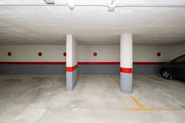Plaza de garaje en edificio Calle Ledaña, Granada — 16