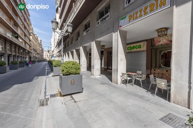 LOCAL COMERCIAL EN CALLE ÁNGEL GANIVET – UBICACIÓN PRIVILEGIADA — 32