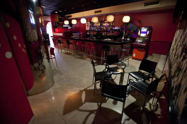 Pub en pleno funcionamiento en venta en Quintanar del Rey. — 24