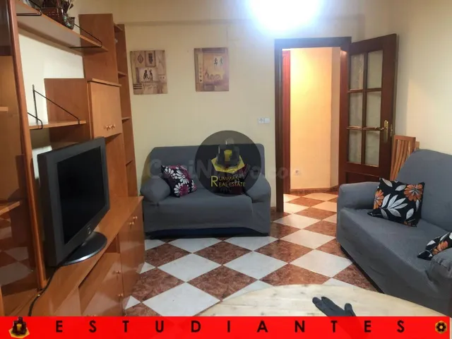 EST/ Piso amueblado para ESTUDIANTES con TRES dormitorios en - foto 2