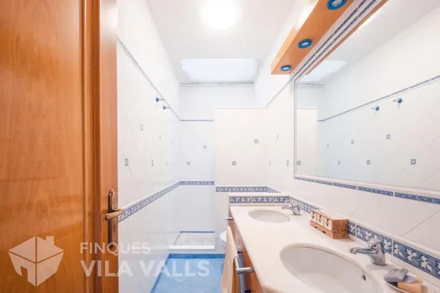 Casa con garaje para 5 coches, 2 terrazas y amplios espacios familiares — 22