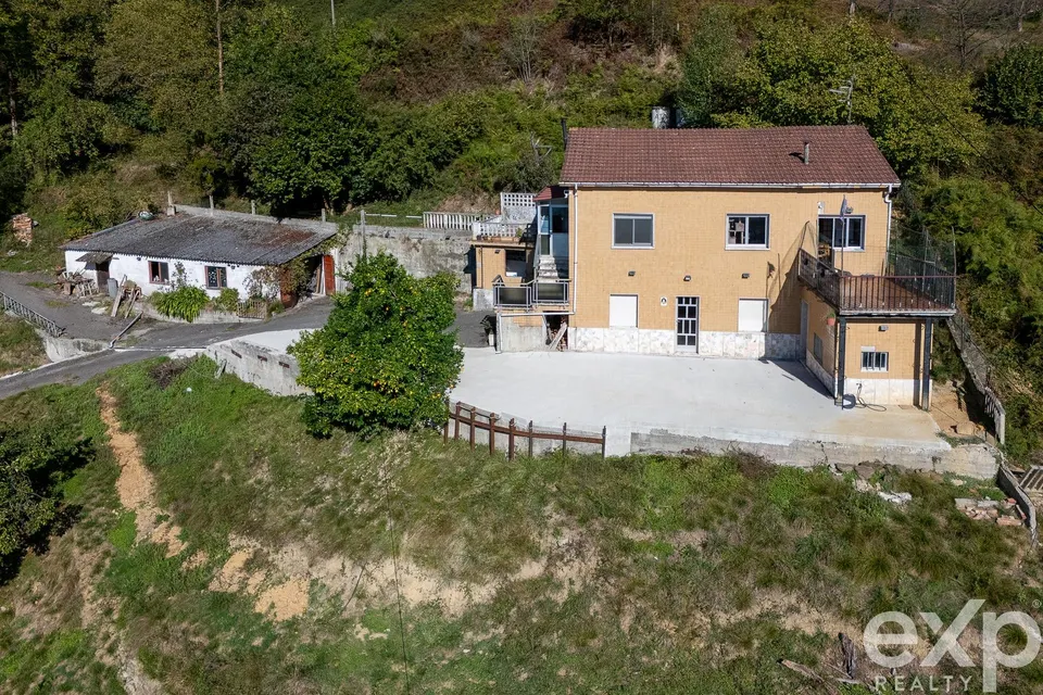 Casa con finca de 4.749 m2, cochera y granero en san martín del rey aurelio