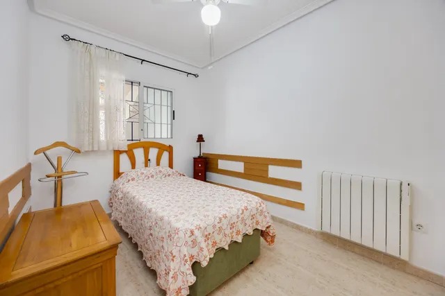 Bungalow de 2 dormitorios y piscina comunitaria en Orihuela Costa — 6