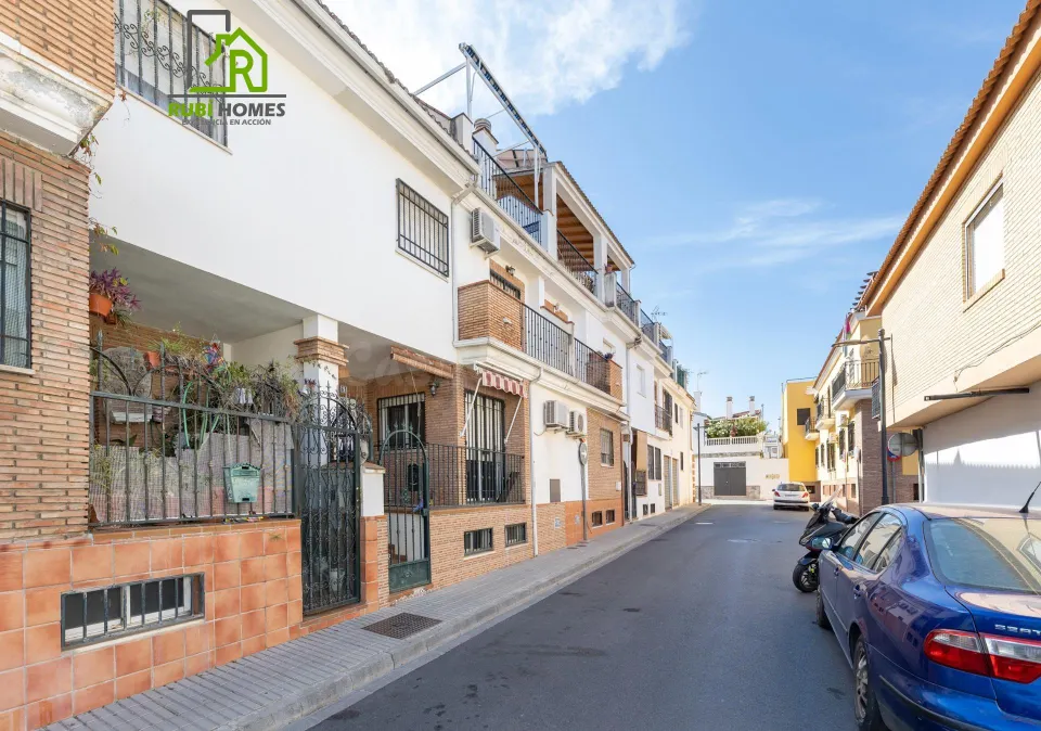 Vive en el corazón de Armilla: 4 dormitorios, patio, terraza y garaje