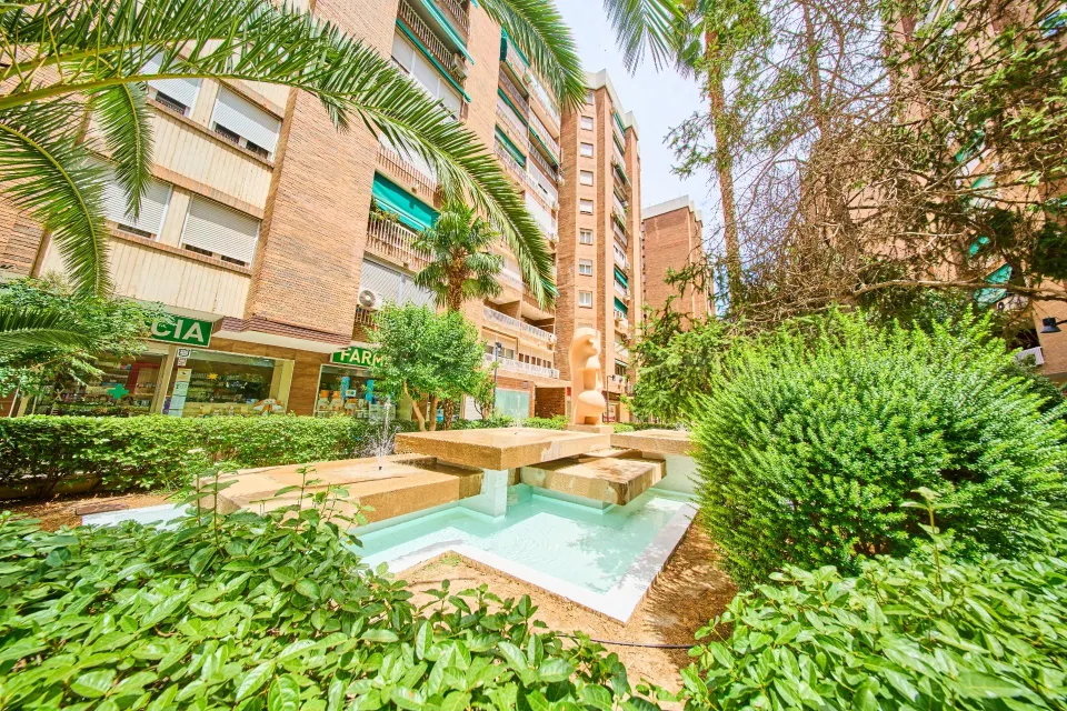 Piso Alminares del Genil, pisazo de 195 m2 con piscina, sauna y gimnasio