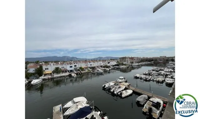 Bonito y moderno piso con vistas al canal y amarre de 2,5 x 5 m en Port Emporda, cerca de la playa y del centro de Empur — 5