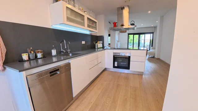 Amplio apartamento de esquina en planta baja con parcela y estudio exterior — 11