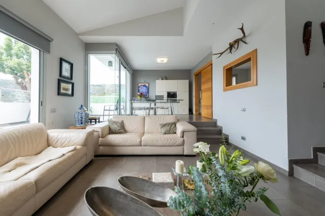 ¡Chalet independiente con amplias terrazas y zona exterior e - foto 3