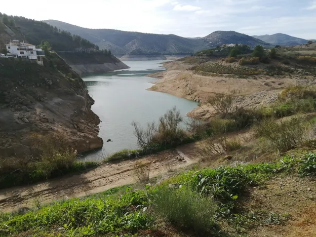 Ideal cómo inversión o si desea vivir en un pueblo con encanto como es Iznájar (Córdoba). — 40