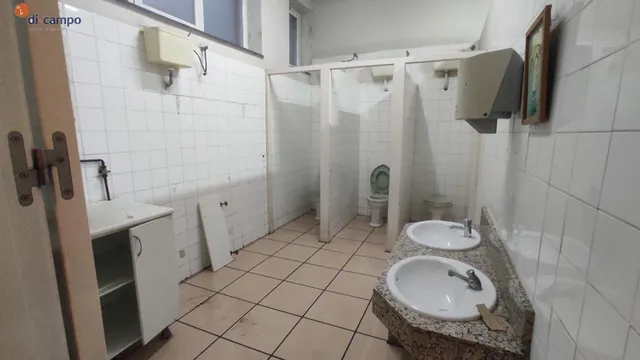 AMPLIO LOCAL EN VENTA, PASEO SAN ISIDRO, VALLADOLID. FACHADA A TRES CALLES. — 26