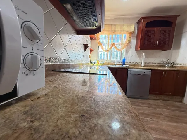 Encantador Chalet en Crevillente con Amplio Terreno y Piscina Propia — 7