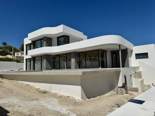 Villa Moderna de cuatro dormitorios con vistas al mar en Mor