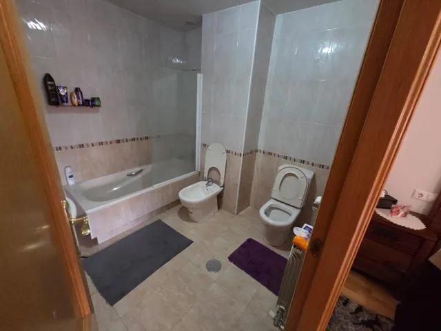 SE VENDE APARTAMENTO EN EL CENTRO DE VALENCIA DE DON JUAN, COCINA, SALÓN, 2 HAB., 2 BAÑOS, ASCENSOR, TRASTERO Y PLAZA DE GARAJE. — 5