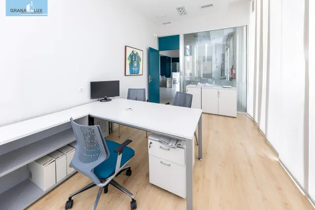 LOCAL COMERCIAL JUNTO AL CAMPUS DE LA SALUD — 12