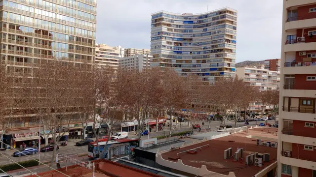 Amplio piso con vistas al mar y 4 dormitorios en 1 Línea playa Levante. — 13