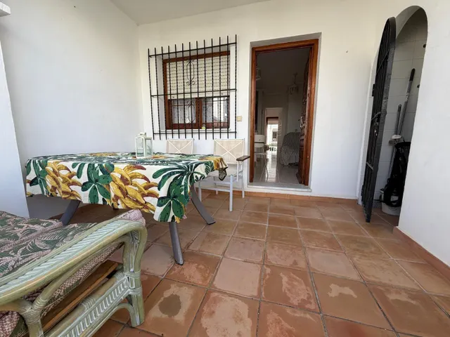 CASA ADOSADA EN ESQUINA CON 2 HAB 2 BAÑOS ENTRADAS INDEPENDI - foto 3