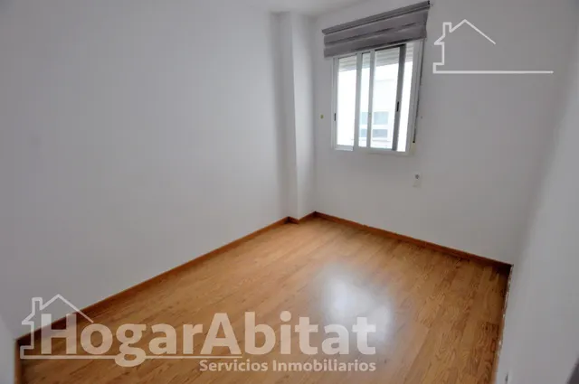 ¡Zona centro! Amplio y luminoso con garaje y balcón de vistas despejadas — 16