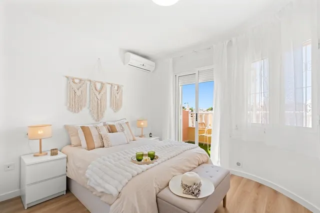 Encantadora vivienda reformada con terrazas, patio privado y piscina comunitaria — 6