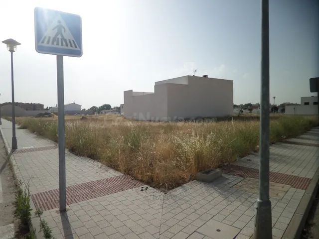 *SOLAR en ESQUINA, con 640m2 junto a la zona de Institutos. 