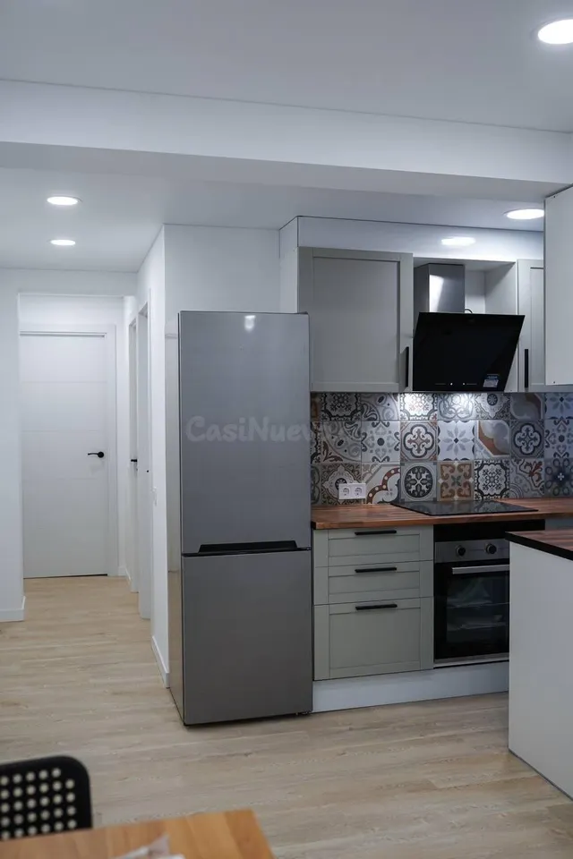 Piso reformado de 4 habitaciones con patio y balcón en Valen - foto 3