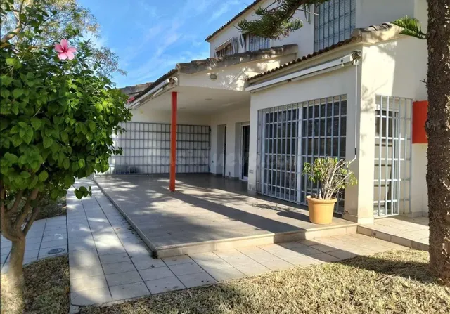 Villa privada con parcela de 700 m2 cerca del mar en Campoam - foto 3