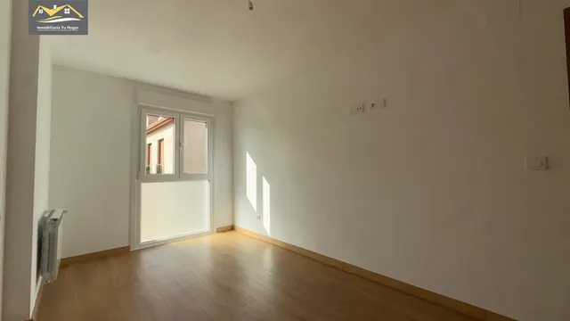 Chalé adosado, con terraza 30m , jardín 70m , garaje para 2 coches. 5 habitaciones. 3 baños. Cocina salón comedor de 35 m2. Magnificas vistas. Muy soleados — 35