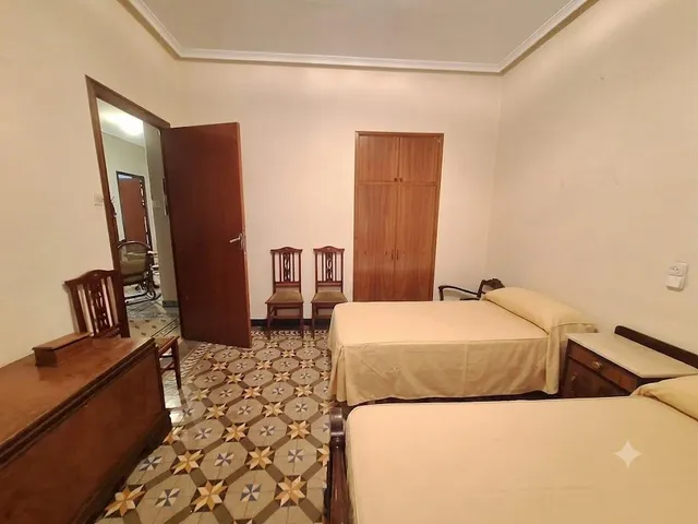 Casa modernista de 218 m2, en parcela de 518 m2, con jardín y garaje para varios vehículos en el centro de Monóvar — 28